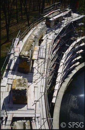Potsdam, Park Sanssouci, Ruinenberg, eingerüstete Theaterwand.