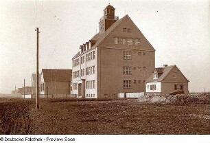 Schulgebäude : Volksschule (1913-1914; C. Frick). Turnhalle und Schulgebäude