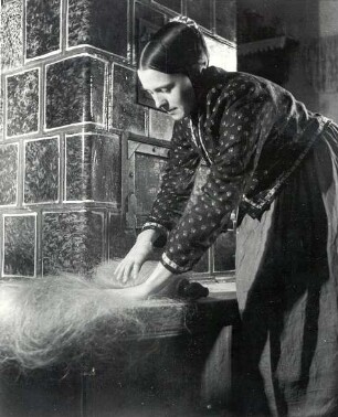 Spinnvorbereitung in Seidewinkel : Handwerkstechniken - Spinnerei und Flachsverarbeitung. Ort: Židźino / Seidewinkel. Vorbereitung des Faserknäuels zum Aufstecken auf den Spinnrocken.