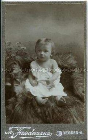 Kleinkind auf Fell, Carte de Visite