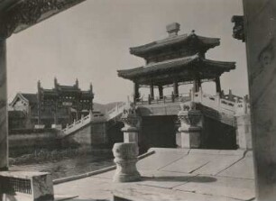 Peking, China. Neuer Sommerpalast (seit 1998 UNESCO-Weltkulturerbe). Brücke mit Fo-Hunden und Pavillonaufbau beim Marmorschiff