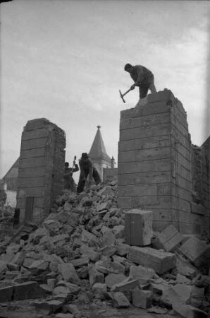 Wiederaufbau des Rathauses.