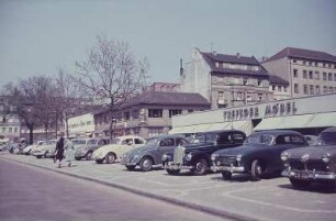 Stadt im Schwarzwald. Parkende Autos vor einem Möbelgeschäft