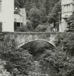 Obere Straßenbrücke (zwischen Karl-Marx-Platz und Markt) über den Grundbach