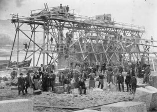 Brückenbauer auf der Brückenbaustelle : Das Blaue Wunder in Loschwitz im Bau. Brückenbauer auf der Brückenbaustelle. Fotografie (1891/1892; A. Kotzsch). Dresden: Privatbesitz