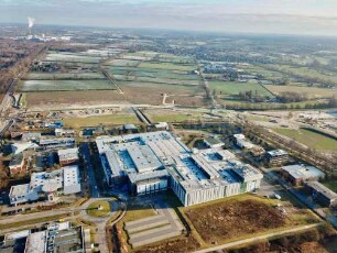 Stapelfeld: länderübergreifende Gewerbegebiete Hamburg-Schleswig-Holstein Merkurpark und Minervapark: im Vordergrund Gewerbegebiet Merkurpark, im Hintergrund Gemeinde Stapelfeld und links Müllverbrennungsanlage