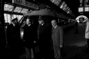 Karlsruhe: Gruppe mit Präsident Bubel vor neuem IC-Zug