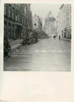Das zerstörte Berlin - Brüderstraße mit Blick auf das Schloss