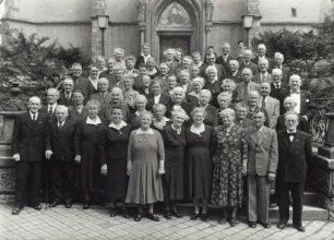 Gruppenbild zur Goldenen Konfirmation vor dem Westportal der Stadtkirche St. Marien