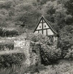 Cossebaude, Talstraße 60. Weingut (1757). Schuppen. Gartenansicht mit Syenitbruchsteinmauer