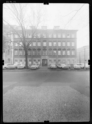 Dresden-Neustadt, Friedrich-Engels-Straße (Königstraße) 2 / Karl-Marx-Platz (Palaisplatz) 16. Wohnhaus (1733, Umbau 1875). Straßenfront (Königstraße)