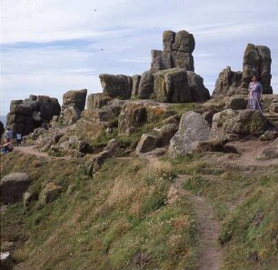 Großbritannien. Cornwall. Felsen an der Küste, zwischen denen der Coast-Path hindurchführt