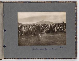 Album von Prilep im 1. Weltkrieg : Albumseite 7 mit Aufnahme von einem Flüchtlingstreck aus der Gegend von Monastir in Prilep