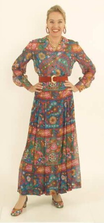 Buntes Abendkleid im Hemdblusenstil