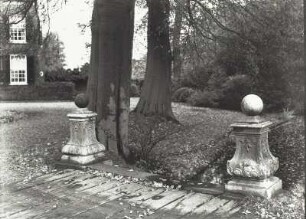 Maartensdijk, Dorpsweg. Landhaus "Rustenhoven". Park (Anlage wohl um 1751/1800, umgestaltet um 1925). Brücke zum Haus