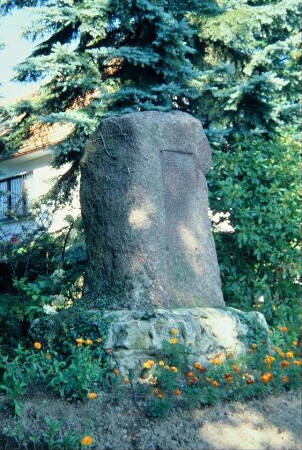 Kriegerdenkmal auf dem Friedhof, stark verwittert und ohne Gedenktafel