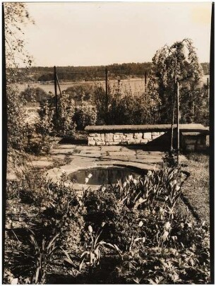 Garten Dr. Baensch, Berlin-Spandau: Rundes Wasserbecken im Garten