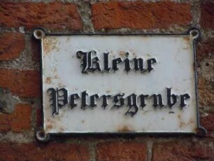 Lübeck - Straßenschild : Dieses historische Straßenschild "Kleine Petersgrube" befindet sich an einer Ziegelsteinwand. Aufgenommen am 7. August 2010 in der Altstadt von Lübeck