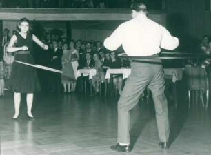 Hula Hoop. Ball im Studentenhaus am Steinplatz