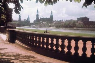 Dresden-Neustadt. Palaisgarten. Blick über die Balustrade nach Südosten zur Altstadt