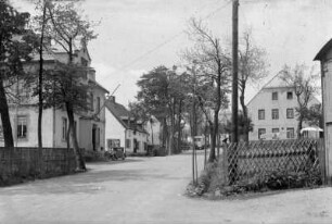 Ortsmitte mit Gasthäuser, Kirche und Omnibus : li. Gasthaus zur Post, re. Uhligs Gasthof