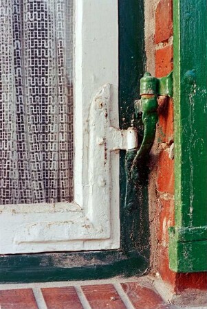 Kirchsteig 5: traufständiges Wohnhaus: Straßenfront, Detailaufnahme: Beschläge an Sprossenfenster mit Fensterläden