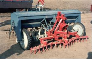Fotografie: Drillkombination, Kastendrillmaschine, Rüttelegge