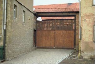 Hofeinfahrt mit überdachtem Tor