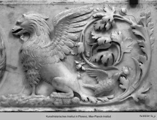 Camerino di alabastro : Ornamentrelief mit Adler im Lorbeerkranz