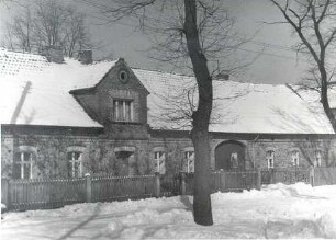 Gebäude in Schleife : Bauwesen - Exterieur. Ort: Slepo / Schleife. Gemauertes Gebäude mit Torhaus.