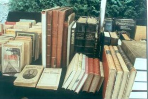 Redu. Auslage eines Antiquariats