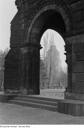 Blick durch den Bogen des Krematoriums auf dem Südfriedhof zum Völkerschlachtdenkmal