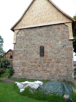 (Evangelische Kirche) - Rechteckchor (romanisch) von Osten mit rundbogig gewändetem Fenster über Kirchhof