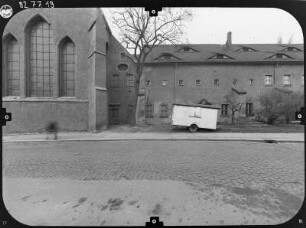 Zittau, Klosterstraße 3. Ehem. Franziskanerkloster. Ostflügel (Umbau 1884, 1936, Städtische Museen). Straßenfront (Teilansicht) mit Petri-Pauli-Kirche