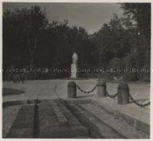 Wehrmachtssoldaten, bei Compiègne, Hier stand 1918 der Wagen der deutschen Bevollmächtigten. Im Hintergrund das Denkmal des Marschalls Ferdinand Foch im Wald