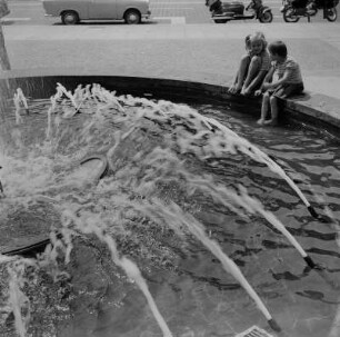 Dresden. Runder Brunnen Ernst-Thälmann-Straße Nordseite von 1969