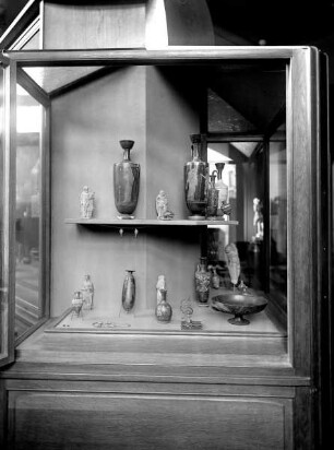 Ausstellungsvitrine mit griechischen Terrakotten