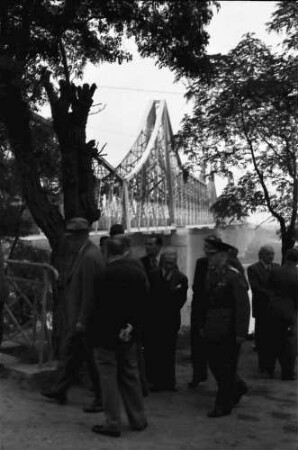 Cernavoda: Carol I-Brücke, Gruppe davor