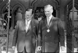 Freiburg: Universitätsbibliothek, vor der Bibliothek: Minister Frank - Tellenbach