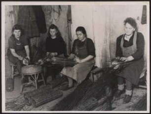 Frauen beim Korbflechten