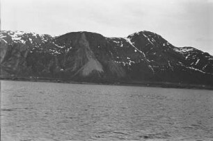 Norwegische Küste : Blick auf die norwegische Küste, am Ufer aufsteigendes Felsmassiv.