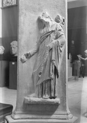 Dreieckige Basis eines Bronzedreifußes — Dionysos