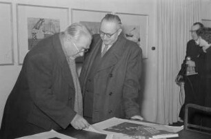 Ausstellung der Deutsch - Polnischen Gesellschaft: "Polnische Kinder zeichnen und malen" in der Öffentlichen Wissenschaftlichen Bibliothek : Otto Nuschke, stellvertretender Ministerpräsident der DDR (links) im Gespräch