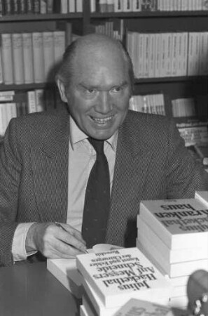 Signierstunde von Prof. Julius Hackethal für sein Buch "Auf Messers Schneide" in der Buchhandlung Mächtlinger in Durlach