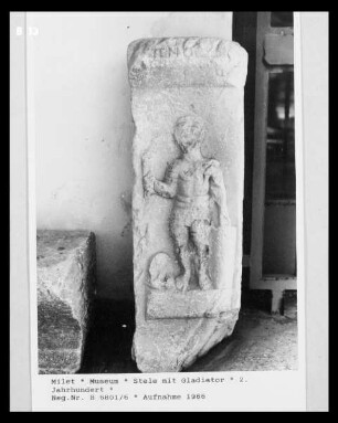 Grabstele mit Gladiator