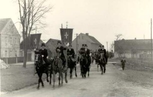 Osterreiter in Saalau : Gesellschaftliche Volkskultur - Frühling. Ort: Salow / Saalau. Die Ralbitzer Osterreiterprozession auf dem Weg über Saalau nach Wittichenau.
