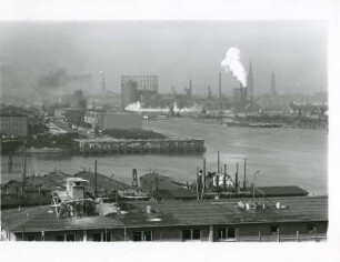 Hamburg-Kleiner Grasbrook. Hafen. Blick vom Dresdener Ufer auf den Moldauhafen und weiter nach Grasbrook. Ein Teil des Hafenbeckens (rechts) wurde 1967 zugeschüttet und darauf das "Überseezentrum" errichtet
