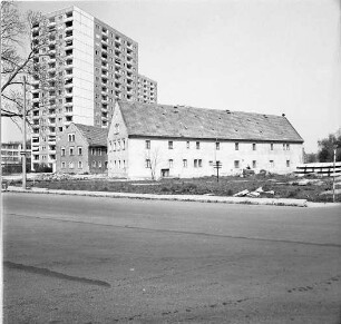 Dresden-Prohlis, Gamigstraße 24. Heimat- und Palitzsch-Museum (nach 1813). Eckansicht gegen Wohnhochhaus