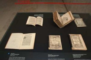 SLUB, Ausstellung "Wie Luthers Worte fliegen lernten" : Ausstellungsvitrine "Fremde"