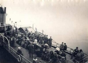Edinburgh (Schottland). Touristen auf einem Tenderboot während der Fahrt auf dem Firth of Forth